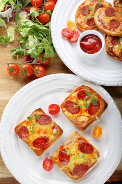 Taze ekmek peynir ve chorizo sosis ile