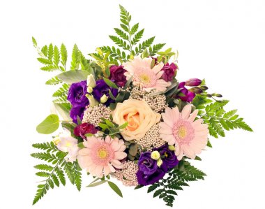 Beyaz arka planda izole edilmiş güzel bir buket çiçek.