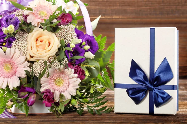 Caixa de presente azul com belo buquê de flores — Fotografia de Stock