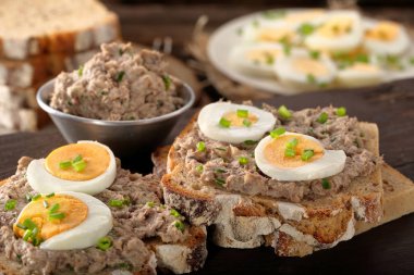 sağlıklı kepekli ekmek ton balıklı sandviçle yapıştırın