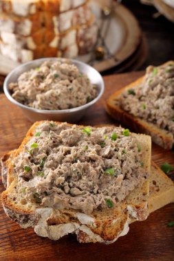 sağlıklı kepekli ekmek ton balıklı sandviçle yapıştırın