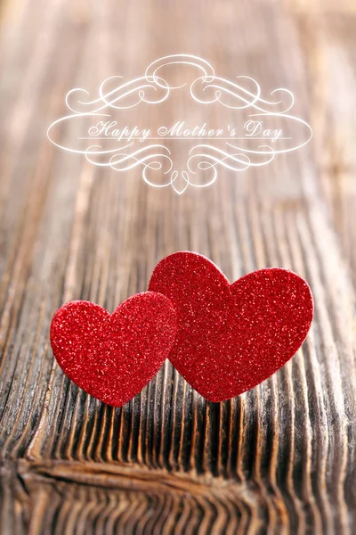 Dois corações vermelhos no fundo de madeira com inscrição Eu te amo — Fotografia de Stock