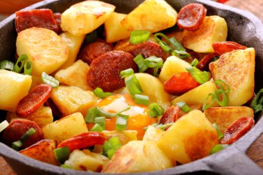 Sosis chorizo ve kızarmış yumurta tava üzerinde fırında patates
