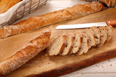 Taze baget ekmek ahşap arka plan üzerinde