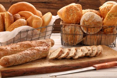 Taze baget ekmek ahşap arka plan üzerinde