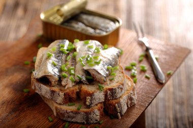 Kepekli ekmek arası sardalye taze sandviç