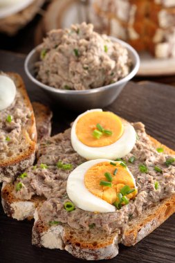 sağlıklı kepekli ekmek ton balıklı sandviçle yapıştırın