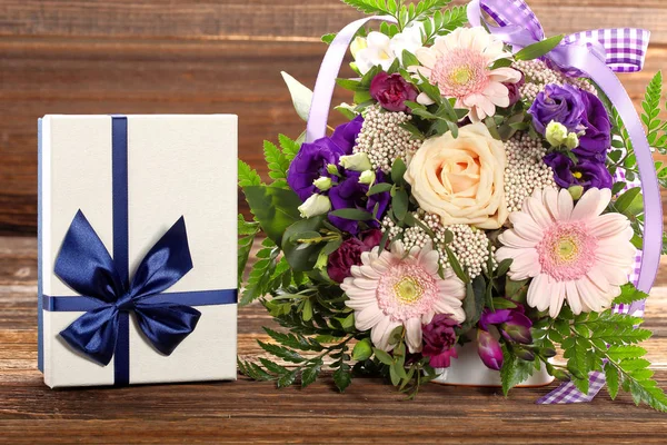 Blå presentask med vacker bukett av blommor — Stockfoto