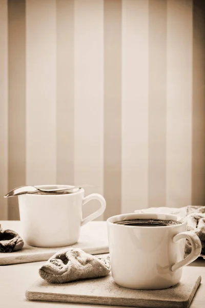 Vintage kopp kaffe med krispigt cookie — Stockfoto