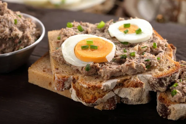 Gesundes Vollkornbrot-Sandwich mit Thunfischpaste — Stockfoto