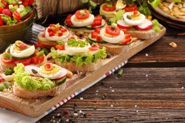 Taze sağlıklı vejetaryen sandviç kahvaltı ve salata