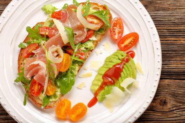 Roka ile taze ekmek üzerinde avokado sandviç