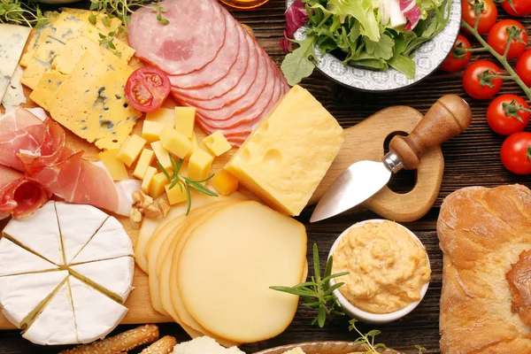 Buffet de vários tipos de queijo e aperitivos conjunto — Fotografia de Stock