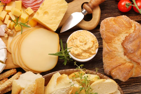 Buffet de vários tipos de queijo e aperitivos conjunto — Fotografia de Stock