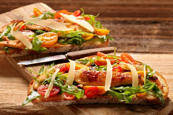 Сэндвич с курицей на свежем хлебе с томатом из рукколы и сыром — стоковое фото