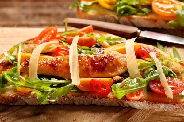 Chicken sandwich on fresh bread with arugula tomato and cheese — Stock Photo, Image
