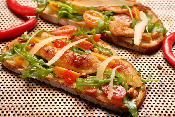 Sandwich au poulet sur pain frais à la roquette tomate et fromage — Photo