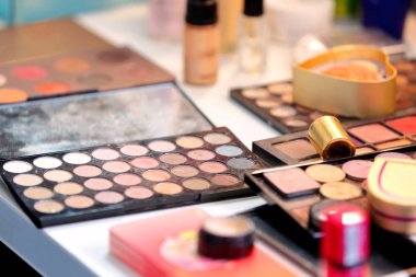 Güzellik uzmanı tarafından kullanılan kozmetik