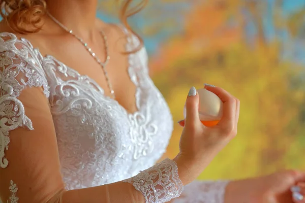 Noiva aplicando perfume antes do casamento — Fotografia de Stock