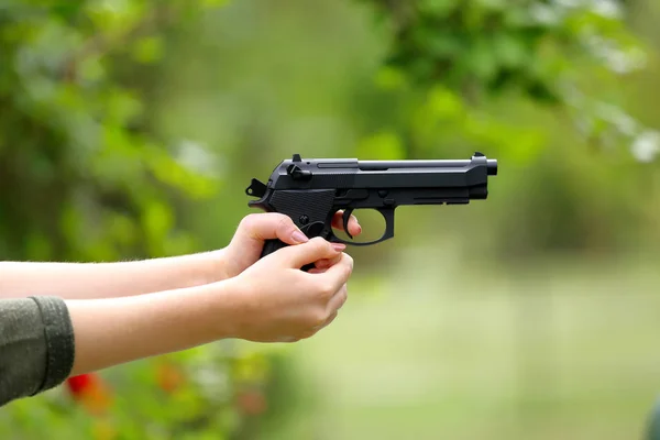 Young girl practice shooting guns on outdoor — Stock Photo, Image