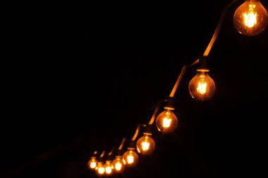 Koyu siyah arka plan üzerine dekoratif Işık Ampüller 