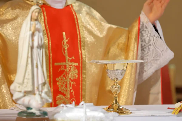 Prêtre célébrer la messe à l'église — Photo