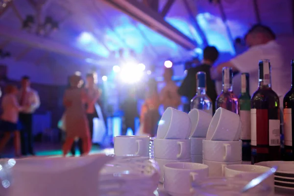 Parejas bailando durante la fiesta o la boda —  Fotos de Stock