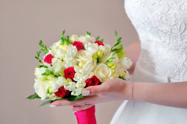 Elleri renkli çiçekler buket düğün üzerinde tutarak gelin