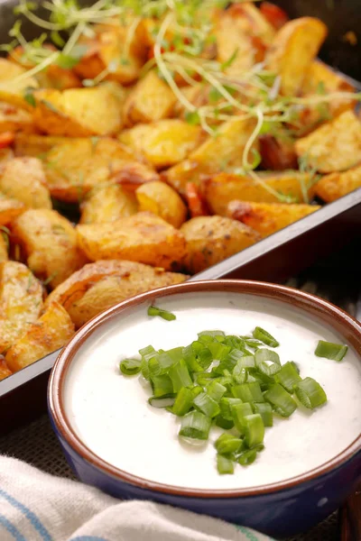 Patatas al horno con hierbas y salsa blanca — Foto de Stock