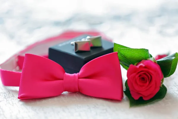 Gravata de arco, abotoaduras e botão de flor do noivo pronto para usar — Fotografia de Stock