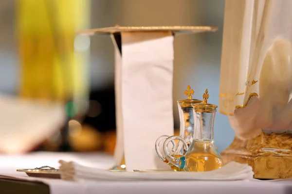 Golden chalices with wine and water before the mass — Stock Photo, Image