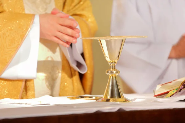 Sacerdote celebrare la messa in chiesa — Foto Stock