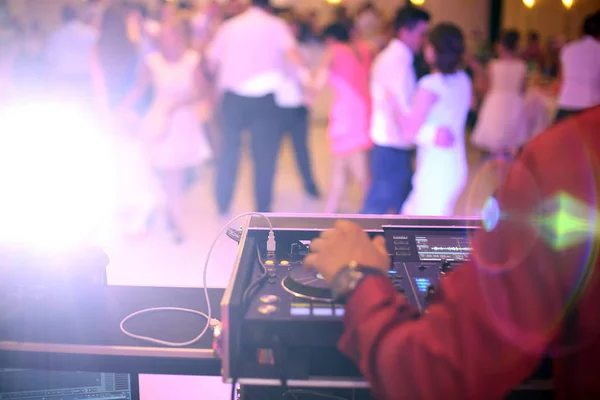 Casais de dança durante a festa ou celebração do casamento — Fotografia de Stock