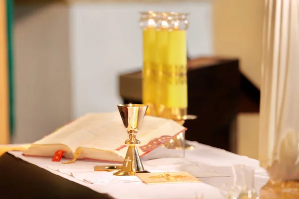 Golden chalices during the mass — Stock Photo, Image