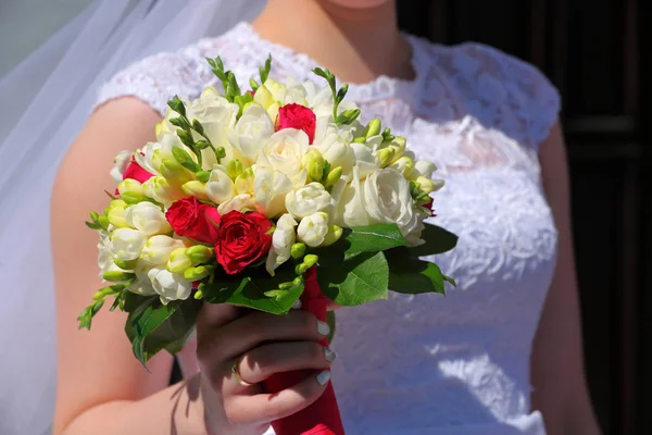 Sposa tenendo bouquet di fiori colorati con le mani sul matrimonio — Foto Stock