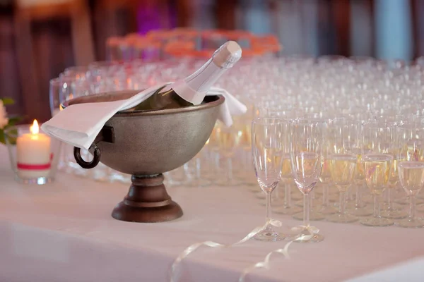 Champán para novios en la recepción de la boda — Foto de Stock