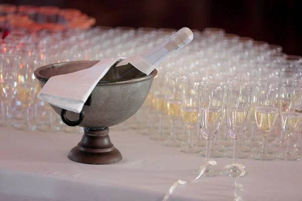 Champán para novios en la recepción de la boda —  Fotos de Stock