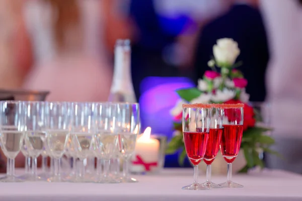 Champán para novios en la recepción de la boda — Foto de Stock