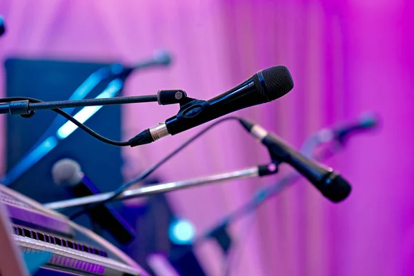 Microfoons op het podium voor de voorstelling — Stockfoto
