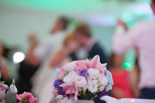 Personen auf einer Party oder Hochzeitsfeier — Stockfoto