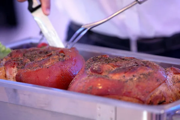 Kelner serwuje pieczone mięso na imprezie — Zdjęcie stockowe