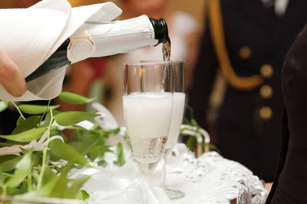 Champán para novios en la recepción de la boda — Foto de Stock