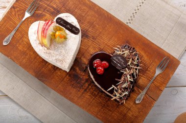 Kalp şeklinde lezzetli Çilekli pasta