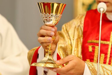 Rahip kilise ayinde kutlamak