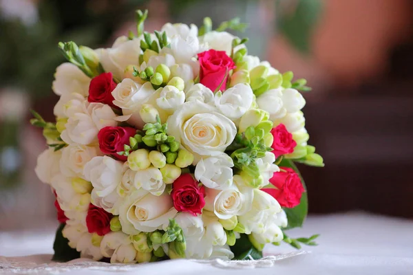 Buquê de casamento de rosas vermelhas e brancas — Fotografia de Stock