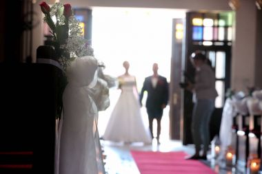 Genç çift bir kilisede evlenmek