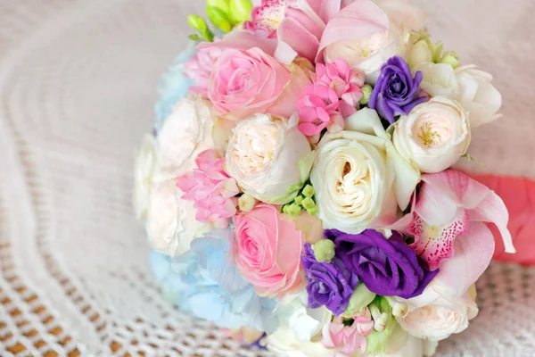 Весільний букет з пастельних троянд — стокове фото