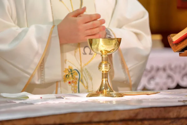 Pfarrer zelebriert Messe in der Kirche — Stockfoto