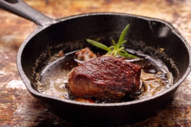 Dökme demir tavada sığır eti biftek 