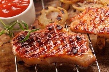 Kızarmış soğan rustik arka plan üzerinde soslu domuz eti ızgara